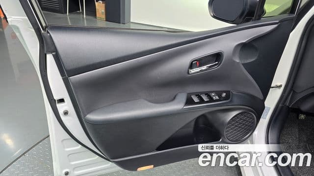 Toyota Prius 2021 — ფოტო 5/30