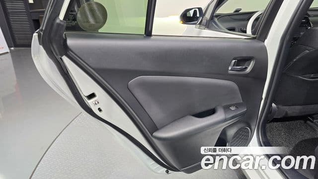Toyota Prius 2021 — ფოტო 13/30