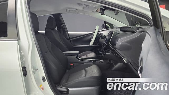 Toyota Prius 2021 — ფოტო 9/30