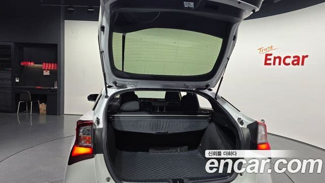 Toyota Prius 2021 — ფოტო 22/30