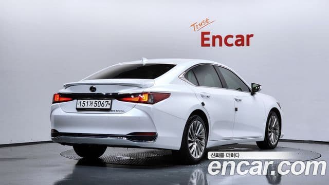 Lexus ES300h 2023 — Photo 22/34