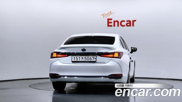 Lexus ES300h 2023 — Photo 16/34