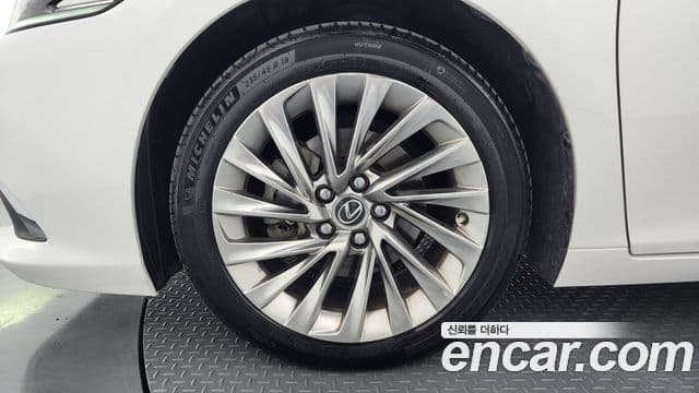 Lexus ES300h 2023 — Photo 1/34