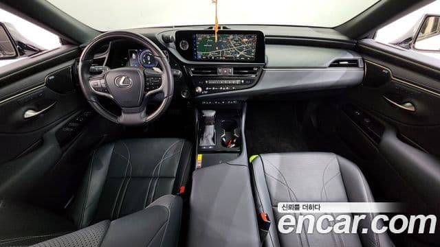 Lexus ES300h 2023 — Photo 3/34