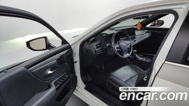 Lexus ES300h 2023 — Photo 27/34