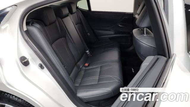 Lexus ES300h 2023 — Photo 10/34