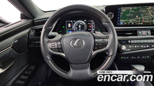Lexus ES300h 2023 — Photo 8/34