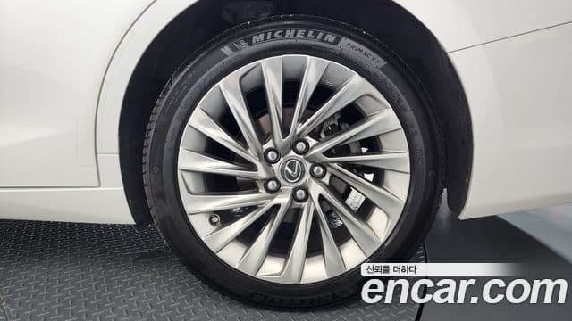 Lexus ES300h 2023 — Photo 19/34