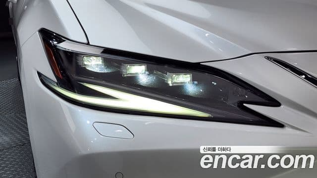 Lexus ES300h 2023 — Photo 28/34