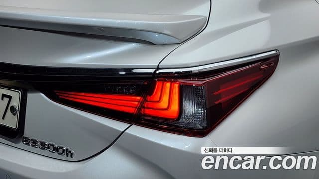 Lexus ES300h 2023 — Photo 31/34