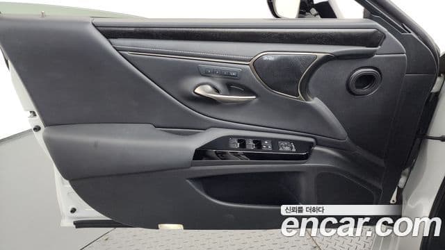 Lexus ES300h 2023 — Photo 13/34