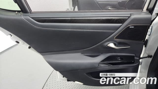 Lexus ES300h 2023 — Photo 26/34