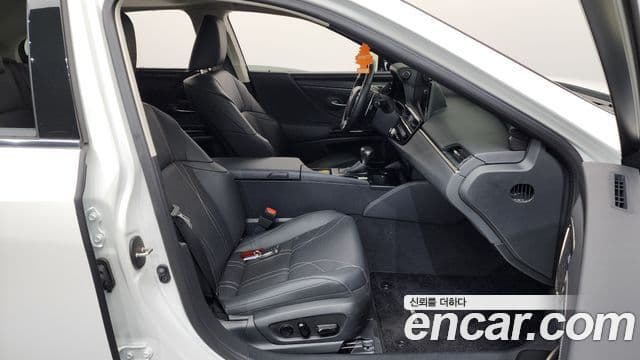 Lexus ES300h 2023 — Photo 17/34
