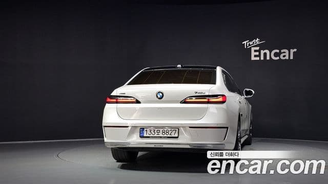 BMW 7 Series 2023 — Photo 8/36