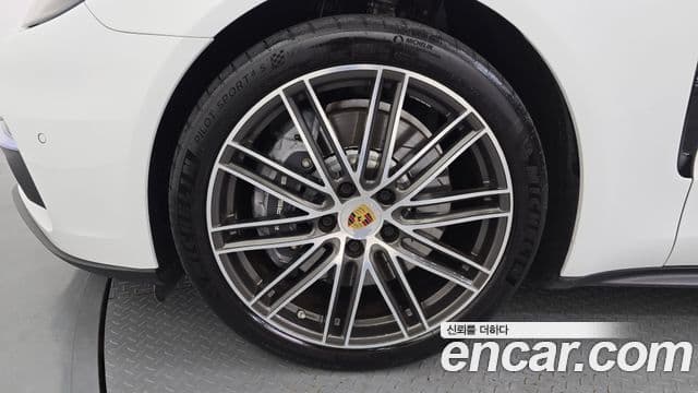 Porsche Panamera 2018 — Şəkil 19/36