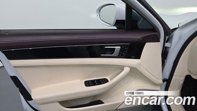 Porsche Panamera 2018 — Şəkil 30/36