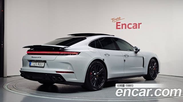 Porsche Panamera 2025 — Şəkil 28/34
