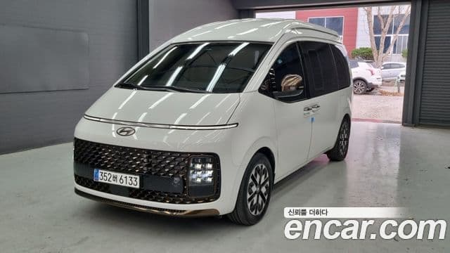 Hyundai Staria 2023 — Photo 1/17