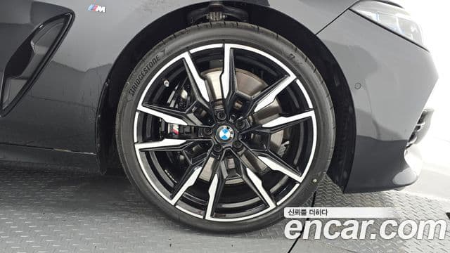 BMW 8 Series 2025 — Photo 27/32