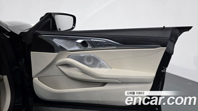 BMW 8 Series 2025 — Photo 11/32