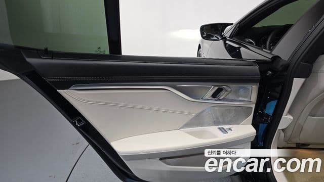 BMW 8 Series 2025 — Photo 7/32