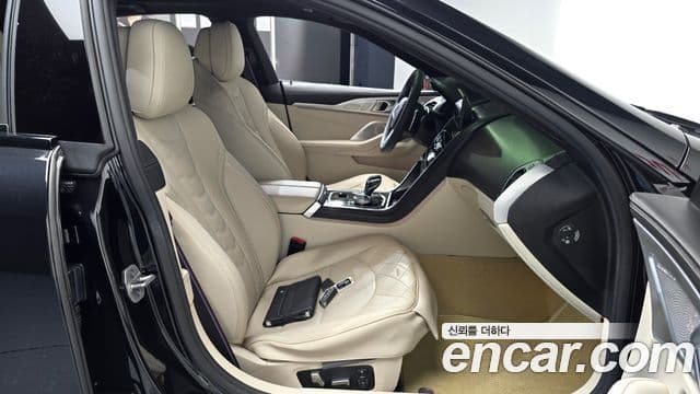 BMW 8 Series 2025 — Photo 21/32