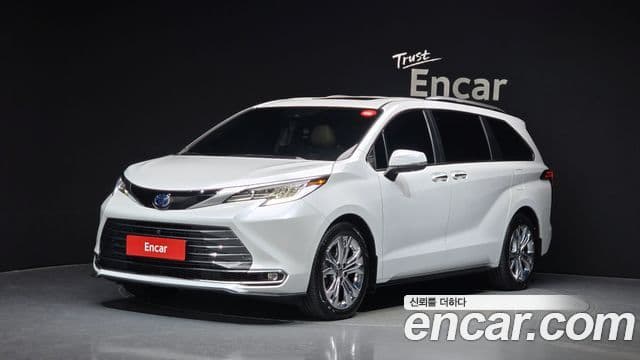 Toyota Sienna 2023 — ფოტო 3/20