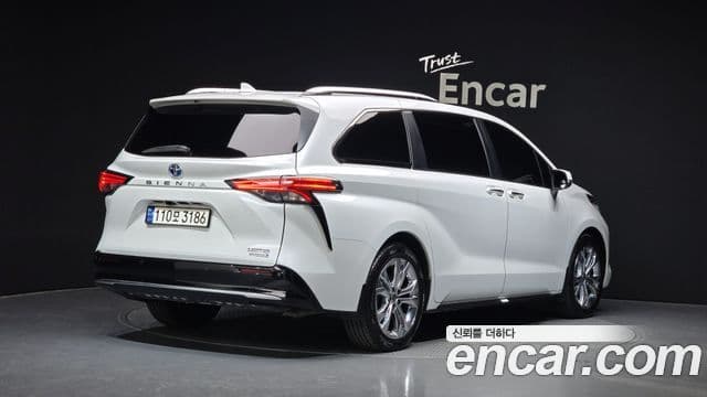 Toyota Sienna 2023 — ფოტო 13/20