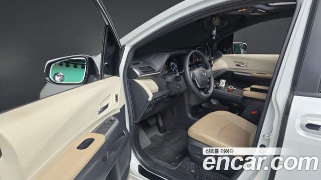 Toyota Sienna 2023 — ფოტო 17/20