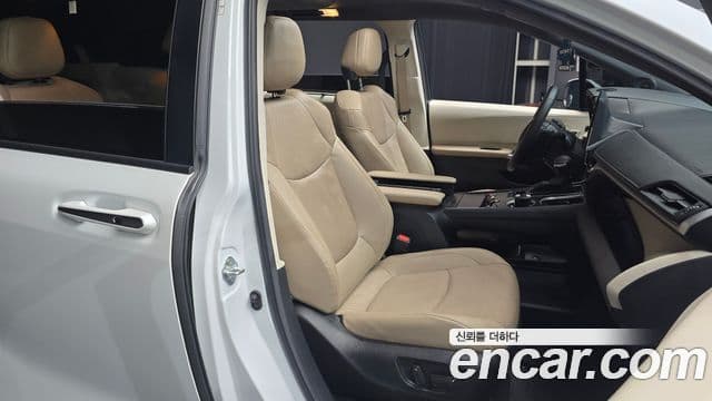 Toyota Sienna 2023 — ფოტო 8/20