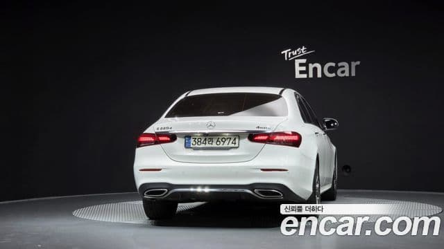 Mercedes-Benz E-Class 2021 — Photo 26/37