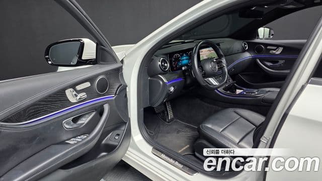 Mercedes-Benz E-Class 2021 — Photo 13/37