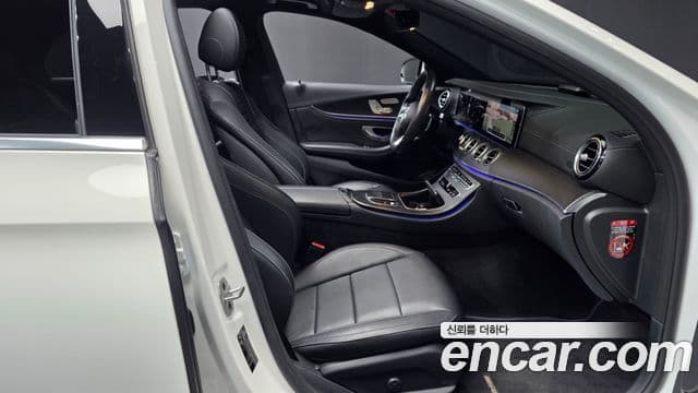 Mercedes-Benz E-Class 2021 — Photo 23/37