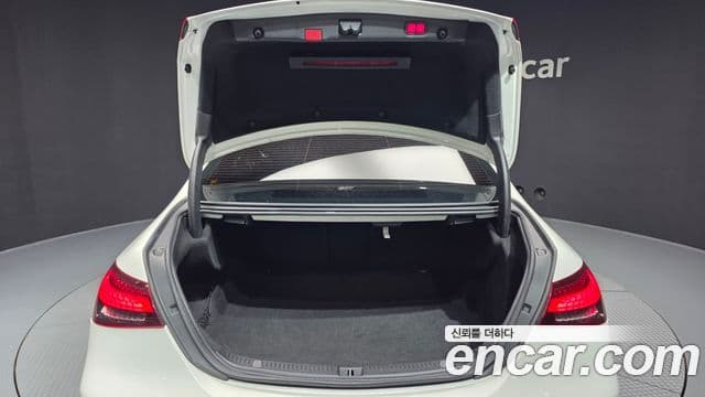 Mercedes-Benz E-Class 2021 — Photo 21/37
