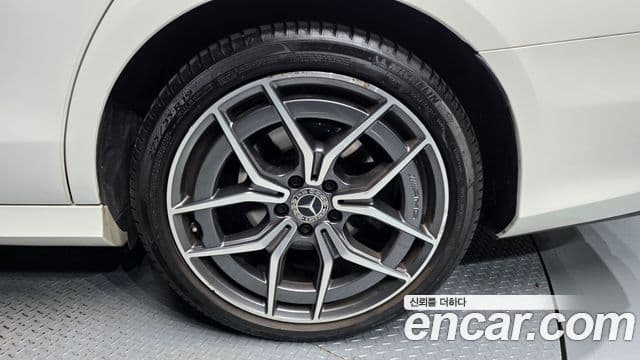 Mercedes-Benz E-Class 2021 — Photo 12/37