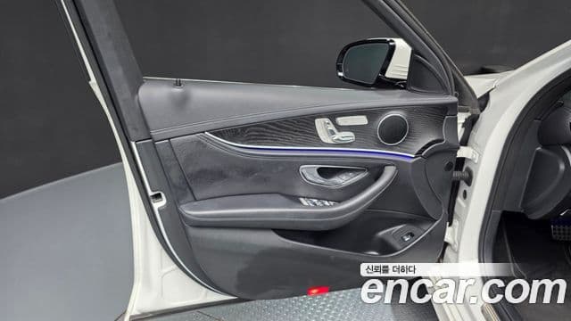 Mercedes-Benz E-Class 2021 — Photo 35/37