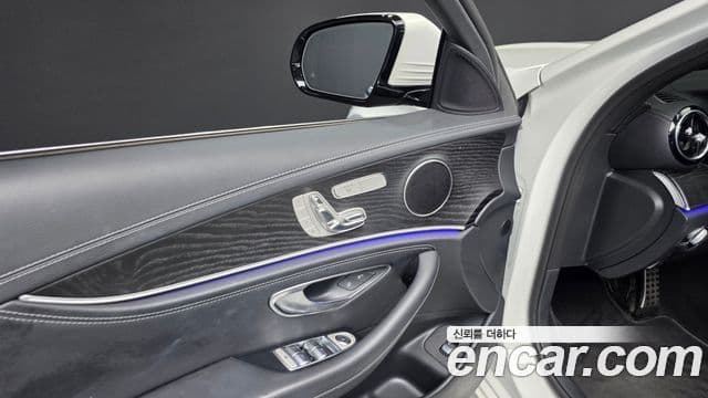 Mercedes-Benz E-Class 2021 — Photo 28/37