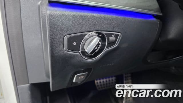 Mercedes-Benz E-Class 2021 — Photo 14/37