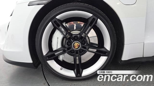 Porsche Taycan 2022 — Photo 19/20