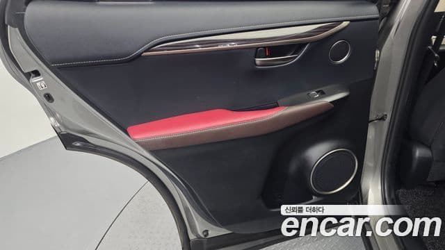 Lexus NX300h 2018 — ფოტო 29/35