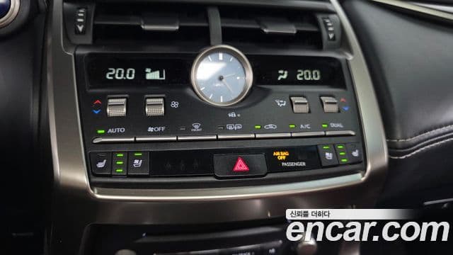 Lexus NX300h 2018 — ფოტო 30/35