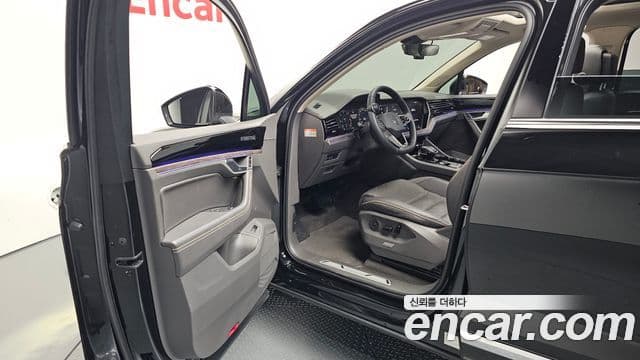 Volkswagen Touareg 2023 — Photo 19/20