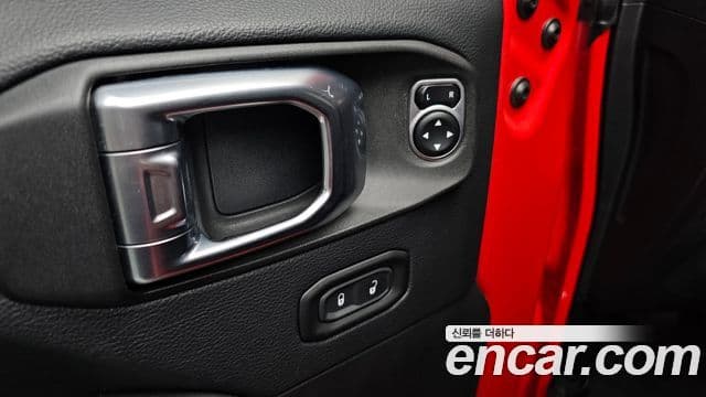 Jeep Wrangler 2019 — ფოტო 13/32
