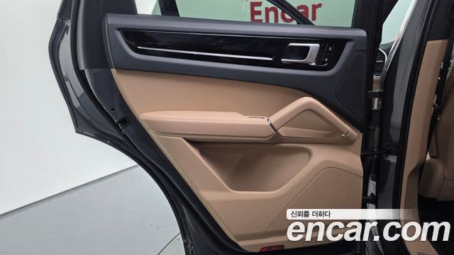 Porsche Cayenne 2021 — Photo 8/33