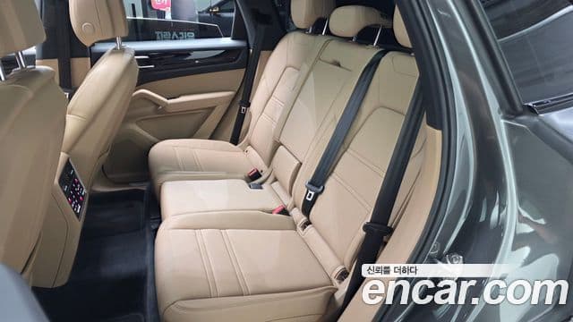 Porsche Cayenne 2021 — Photo 9/33
