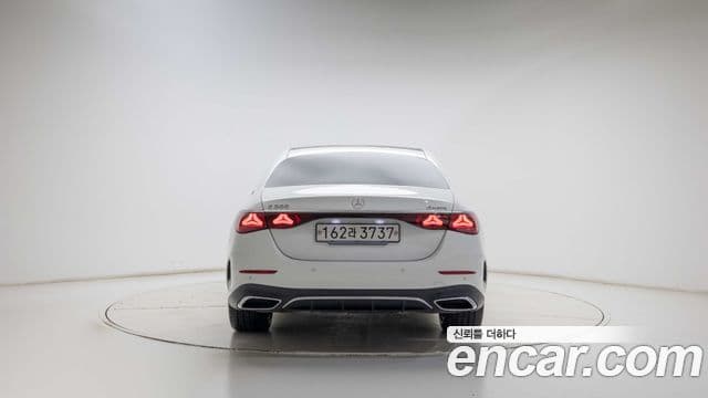Mercedes-Benz E-Class 2025 — Photo 11/20