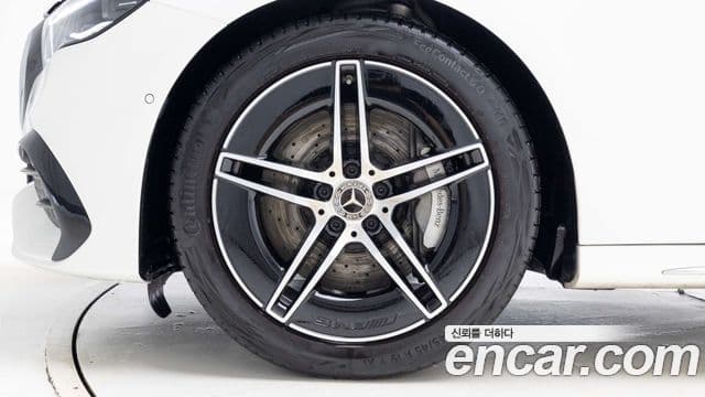 Mercedes-Benz E-Class 2025 — Photo 10/20