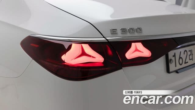 Mercedes-Benz E-Class 2025 — Photo 6/20