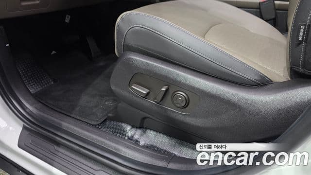 Kia Carnival 2025 — Şəkil 28/33