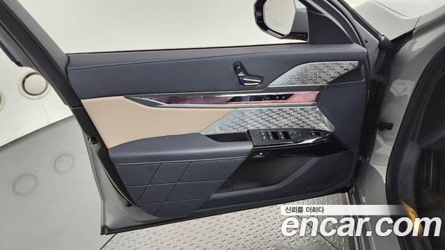 BMW 7 Series 2025 — Photo 27/38